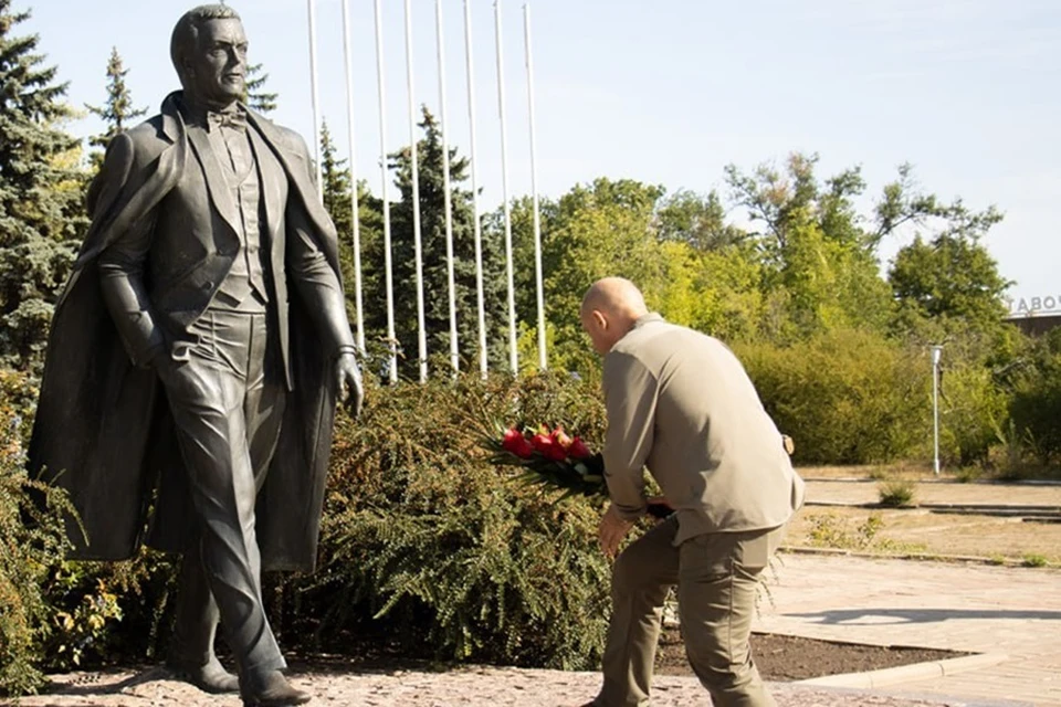 Председатель Народного Совета ДНР Артем Жога почтил память Иосифа Кобзона. Фото: Народный Совет ДНР