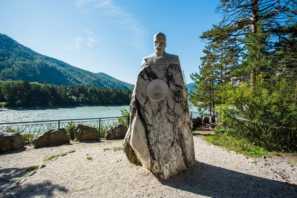 Памятник Николаю Рериху на берегу реки Катунь. Фото: Валерий Степанюк/Пресс-служба правительства Алтайского края.