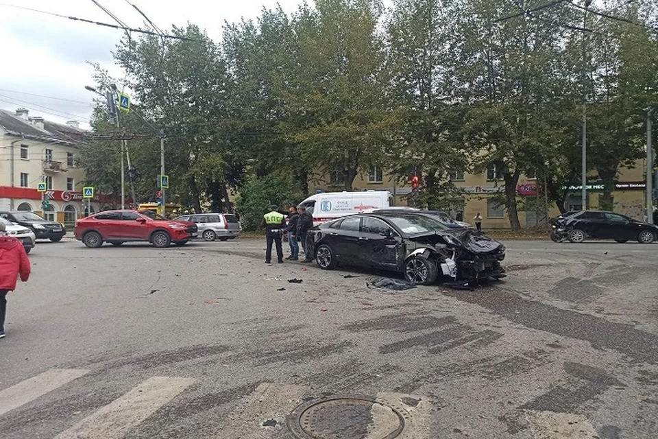 В аварии столкнулись 6 автомобилей. Фото: Госавтоинспекция по Свердловской области.