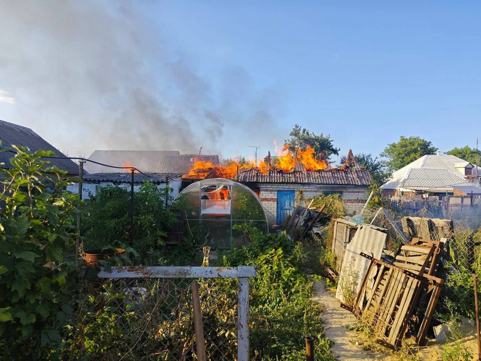 В результате прямых попаданий снарядов загорелись два частных дома