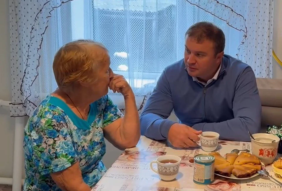Жительница села Татарка Тамара Мезенцева пригласила в гости губернатора Виталия Хоценко. Фото: Вячеслав Крузман/Пресс-служба Правительства Омской области.