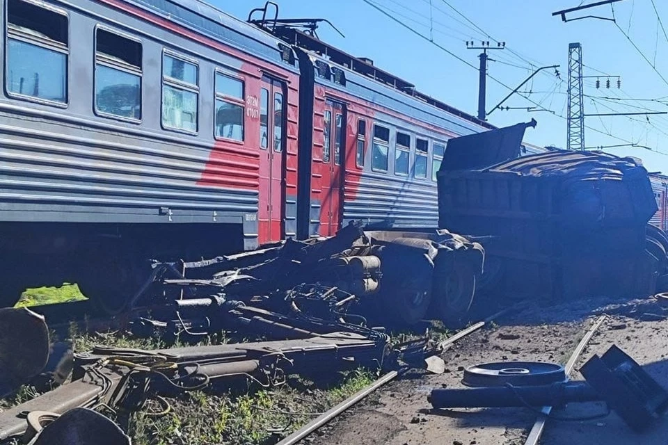 Электричка Гатчина-Петербург столкнулась с грузовиком. Фото: vk.com/krasnoe_selo