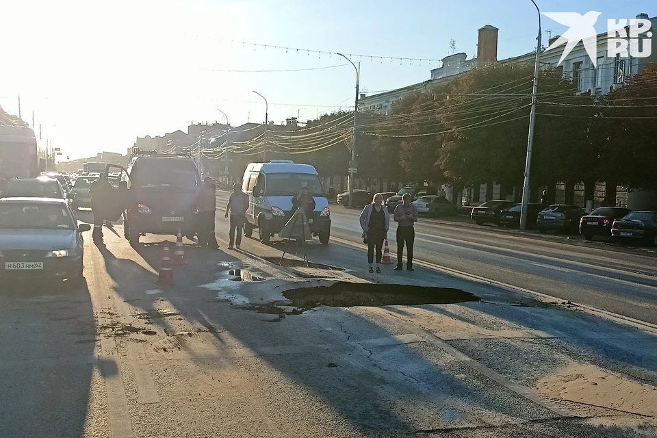 Посреди Первомайского проспекта в Рязани провалился асфальт.