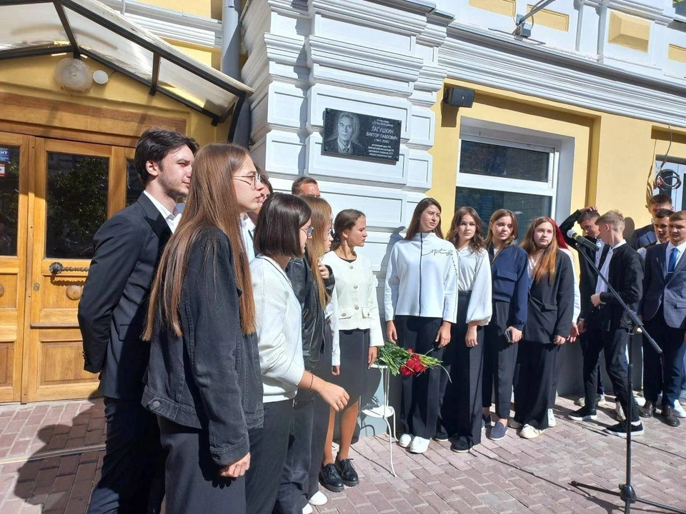 На фасаде здания юридического факультета УлГУ появилась мемориальная доска. Фото управление культуры администрации Ульяновска