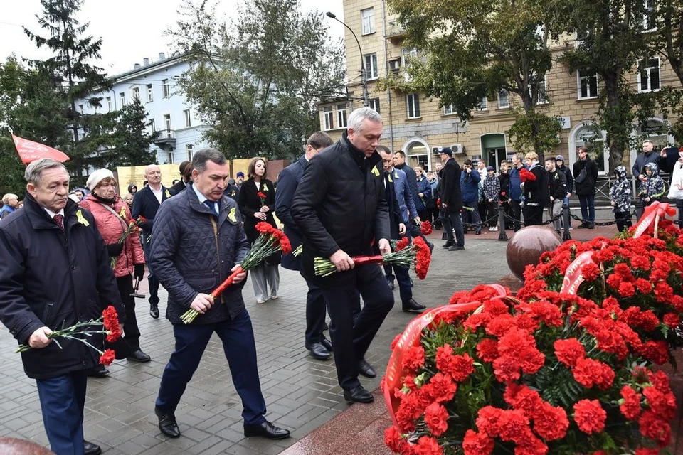 Губернатор возложил цветы. Фото: www.nso.ru