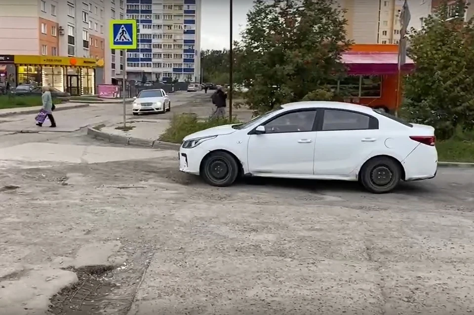 Новосибирец пожаловался на полуразрушенную дорогу в ж/м «Акатуйский». Фото: предоставлено героем публикации