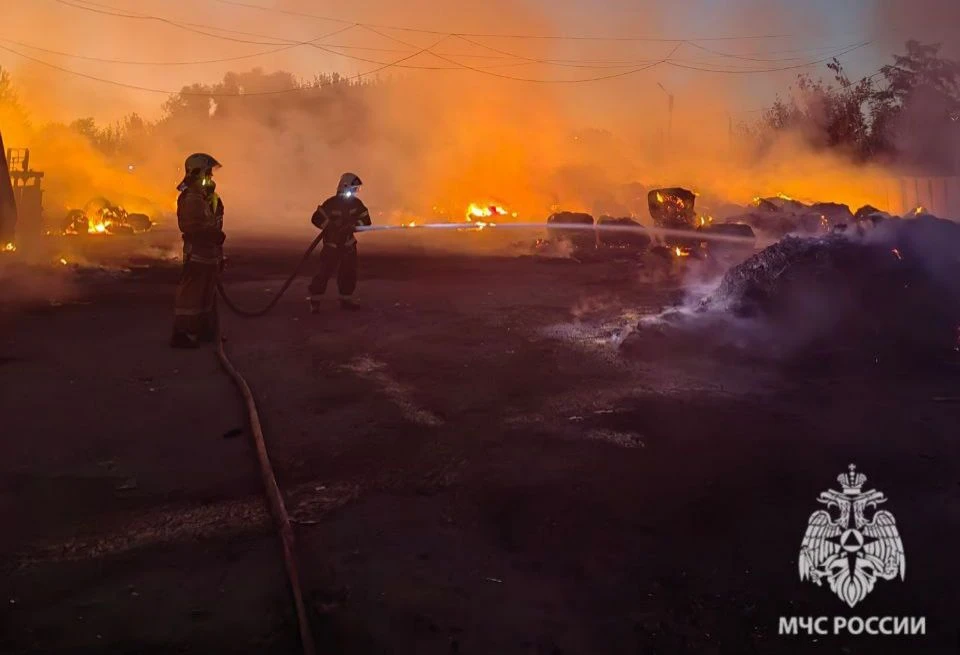 Липецкие спасатели ликвидируют возгорание мусора на открытой площадке