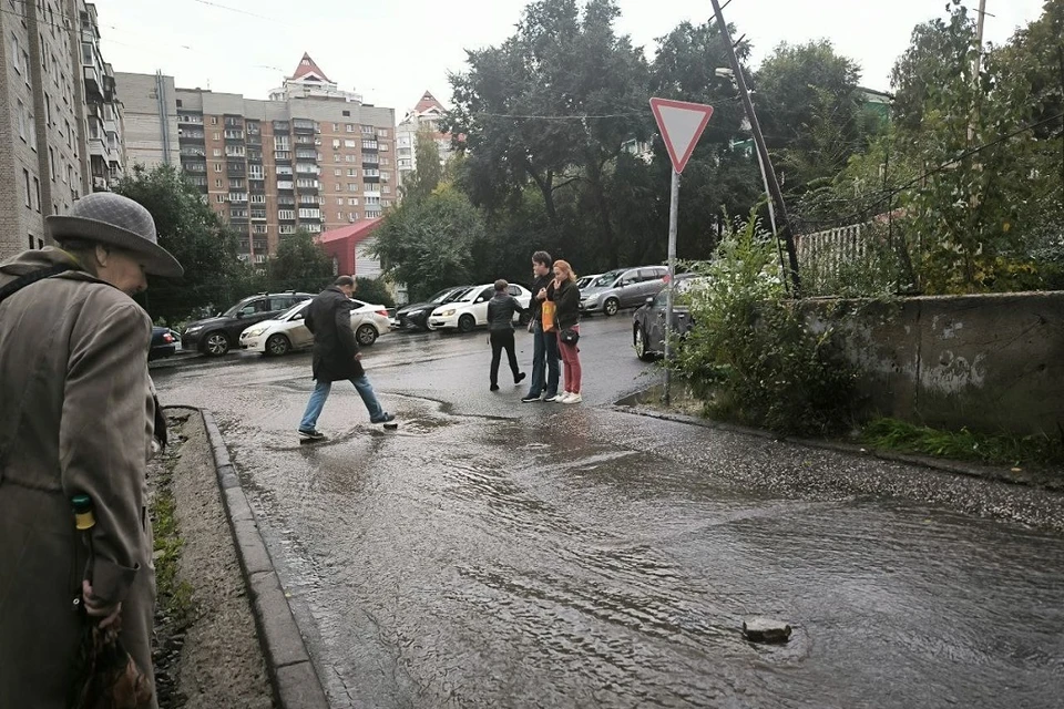 В Новосибирске дорогу на Красном проспекте залило водой.