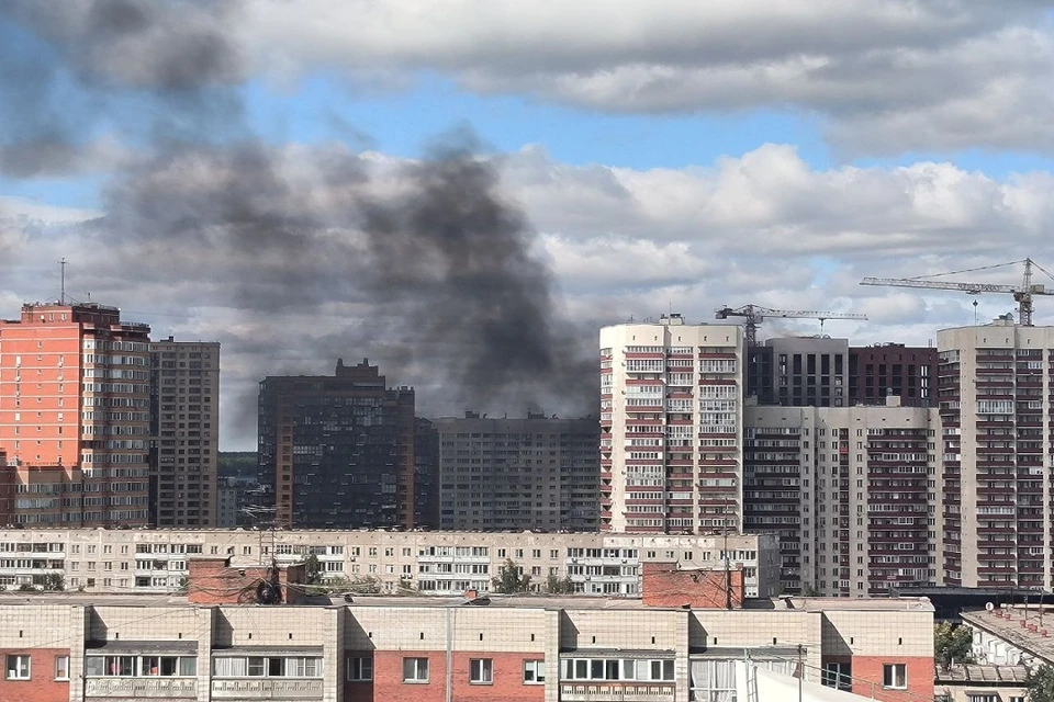 В Новосибирске на Овражной улице загорелась строящаяся многоэтажка.