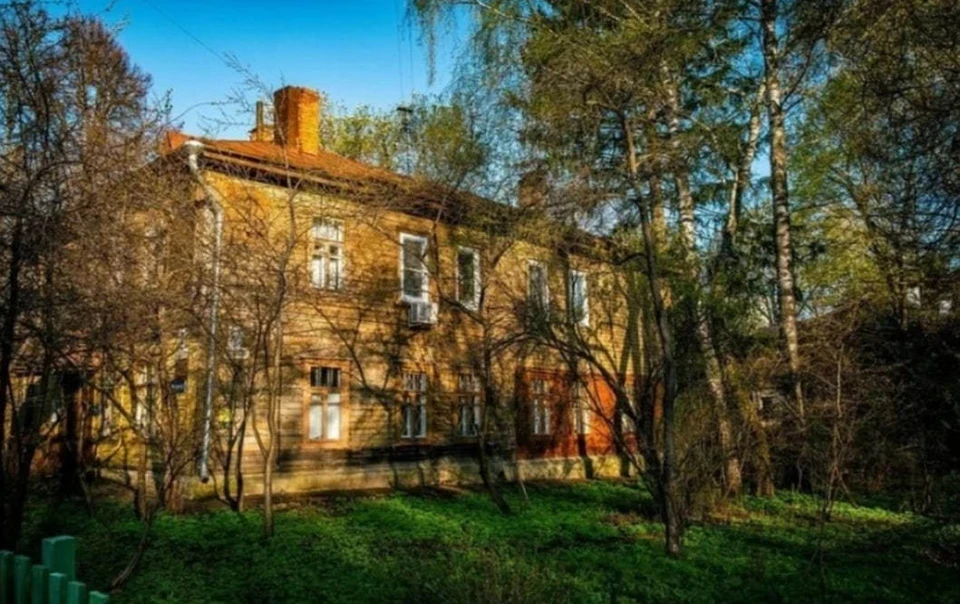 Деревянный дом около «Красного просвещенца» изымают для сноса в Нижнем Новгороде. Фото: Илья Старков/группа «УГООКН Нижегородской области» ВКонакте.