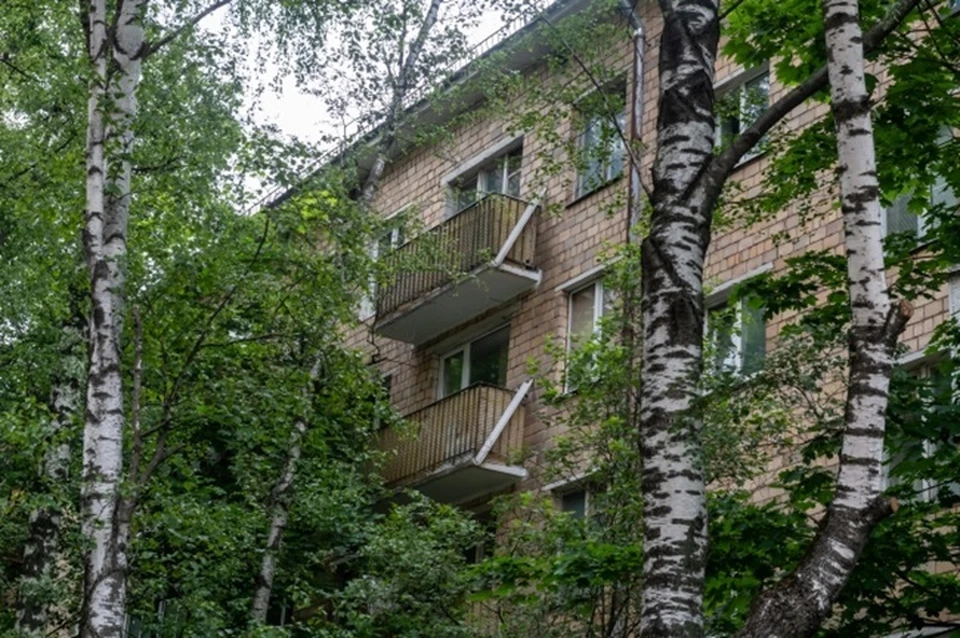 Труп мужчины нашли под балконом в Якутии