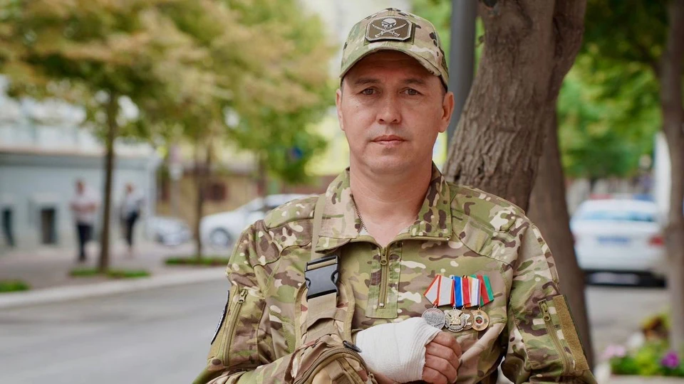 Военнослужащего дважды ранили