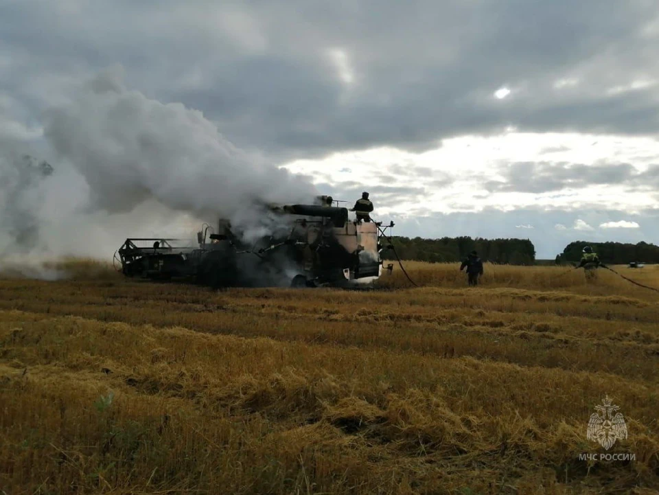 В Балахтинском районе во время сбора урожая горел комбайн. Фото: МЧС по Красноярскому краю