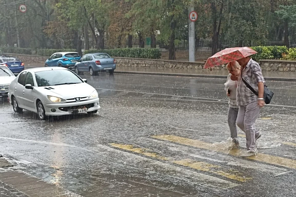 В Севастополе ливень и гроза