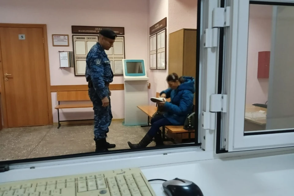 В Новосибирской области пристав подарил ботинки неимущей алиментщице. Фото: ГУ ФССП России по Новосибирской области