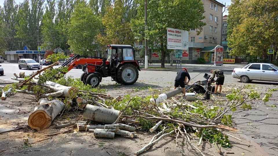 В городе устраняют последствия урагана