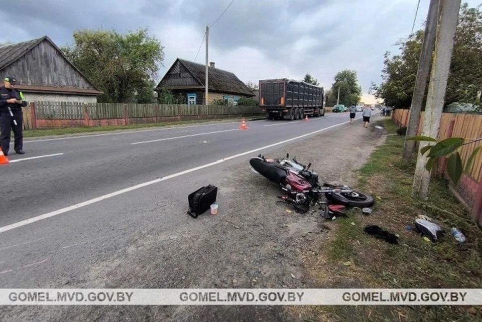 Мотоциклист не уступил дорогу автомобилю «МАН» с полуприцепом. Фото: УВД Гомельского облисполкома.