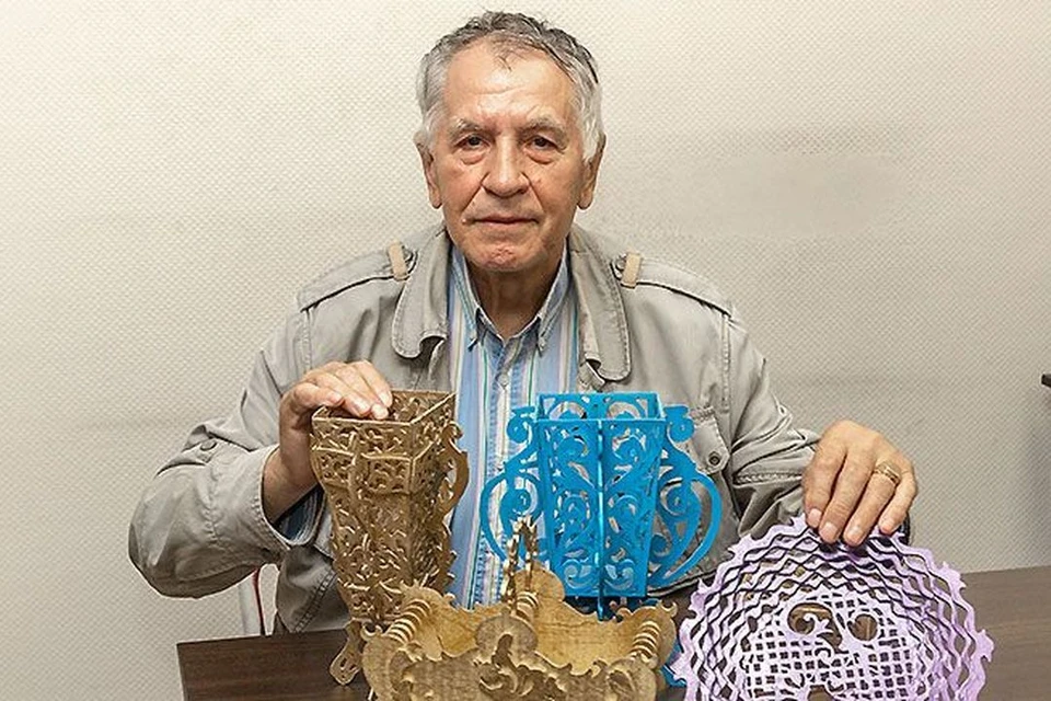 Анатолий Семенов учит детей создавать произведения искусства с помощью лобзика. Фото: Валерий Панов/"Ведомости Законодательного собрания НСО"