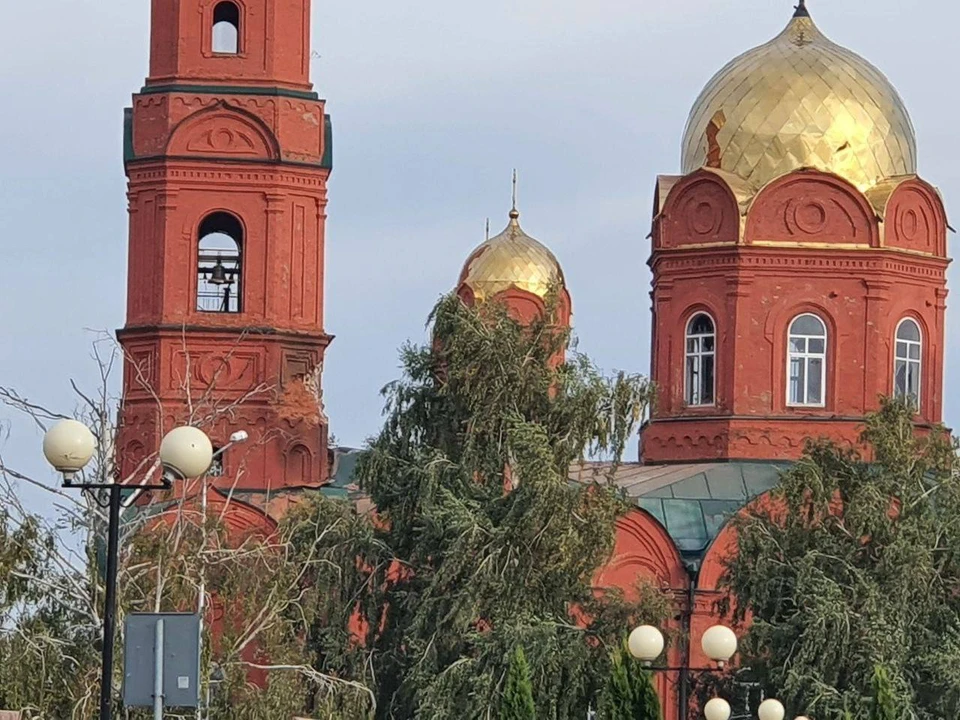 В храме повреждены купол, фасад и остекление.