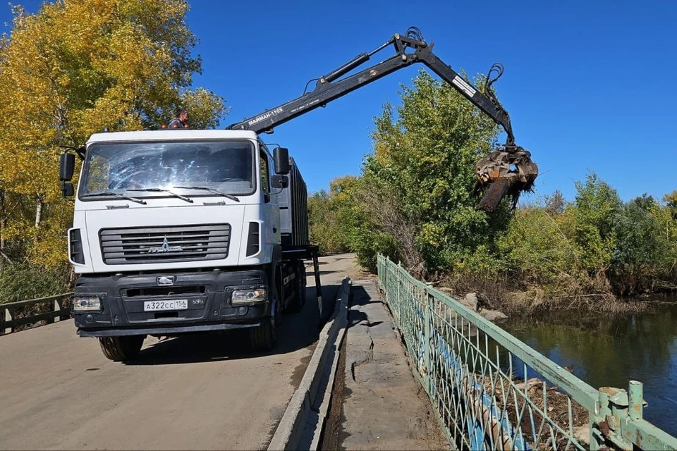 Мост в районе Детского пляжа закрыли 3 августа этого года из-за повышения уровня воды. Фото: администрация Орска