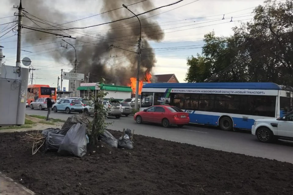 Пожарные ликвидировали открытое горение в кафе на улице Доватора в Новосибирске. Фото: читательница КП-Новосибирск