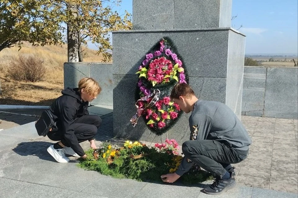 Память воинов-освободителей, погибших в сражениях с немецко-фашистскими захватчиками в сентябре-октябре 1943 года, почтили в Молочанске 22 сентября. Фото - администрация Токмакского района