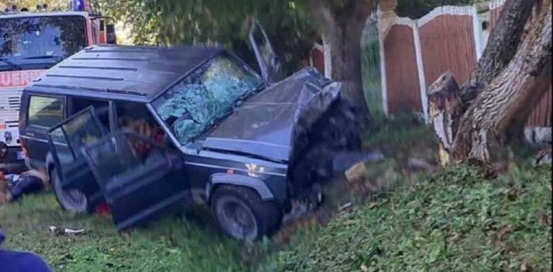 Водитель потерял контроль над автомобилем и врезался в дерево на обочине дороги. Фото: rupor.md