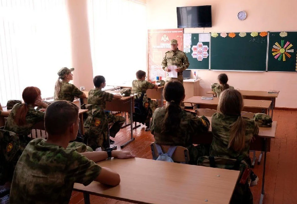 В Херсонской области росгвардейцы провели для учеников урок мужества. ФОТО: Управление Росгвардии в Херсонской области