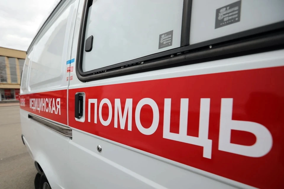Три человека пострадали при столкновении грузовика и легковушки на МКАД