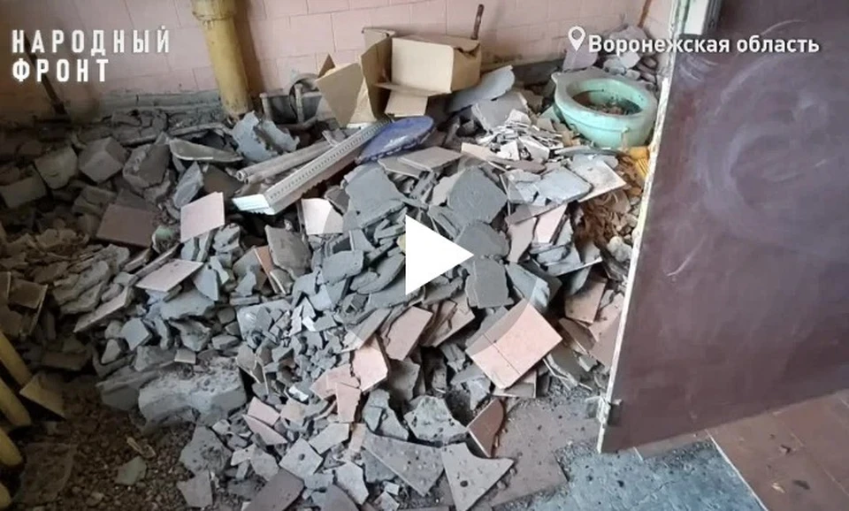 В школе есть и такое помещение, больше похожее на свалку строительных отходов.