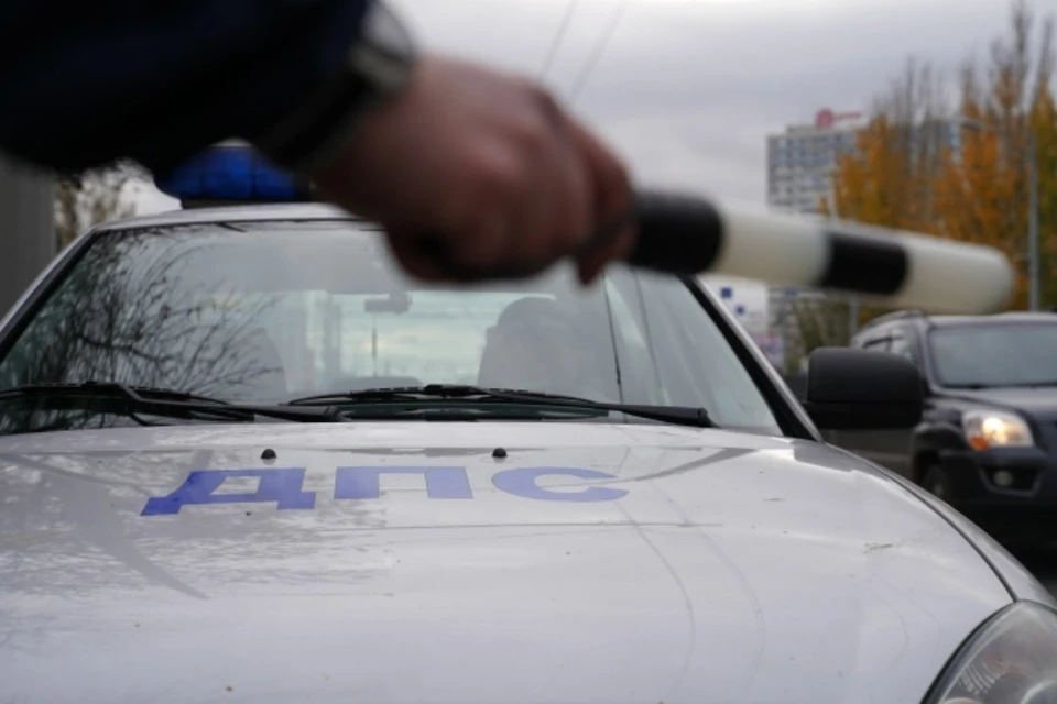 В Новосибирские экипаж ДПС помог проехать через пробки машине с больным ребенком