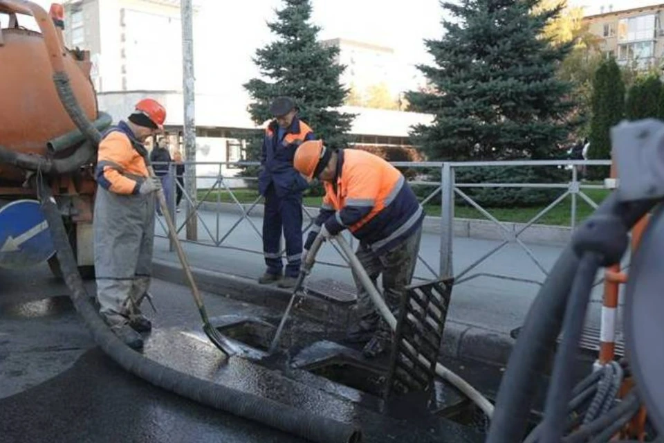 В Новосибирске начали очистку и консервацию дождеприемников к зиме. Фото: мэрия Новосибирска