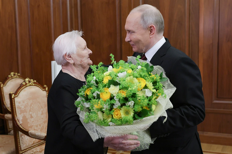 Владимир Путин и его школьная учительница Вера Гуревич. Фото: Гавриил Григоров/ТАСС