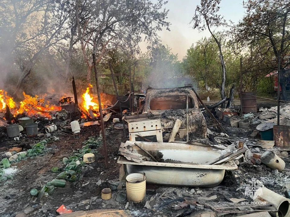 Во время пожара под Ростовом сгорела постройка и машина. Фото: ГУ МЧС по РО