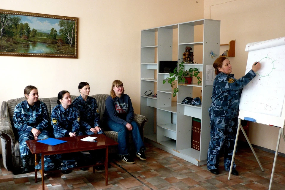 Людмила Письменная работает с осждуенными и сотрудниками женской исправительной колонии № 4. Фото: пресс-служба ГУФСИН России по Челябинской области.