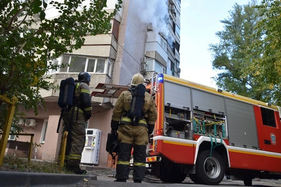 Тушение ведется в 17-этажном кирпичном здании