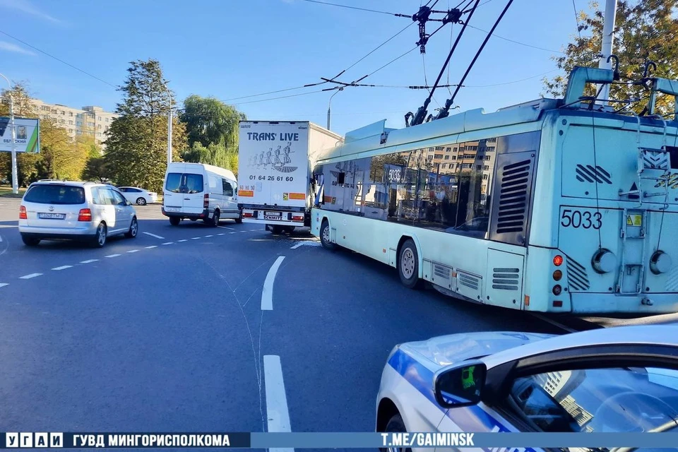 В Минске на Ванеева случилось ДТП с троллейбусом и грузовиком. Фото: телеграм-канал УГАИ ГУВД Мингорисполкома