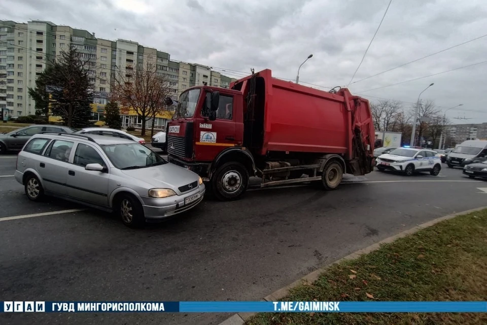 Мусоровоз и легковушка столкнулись на кольце на Рокоссовского в Минске. Фото: УГАИ ГУВД Мингорисполкома.