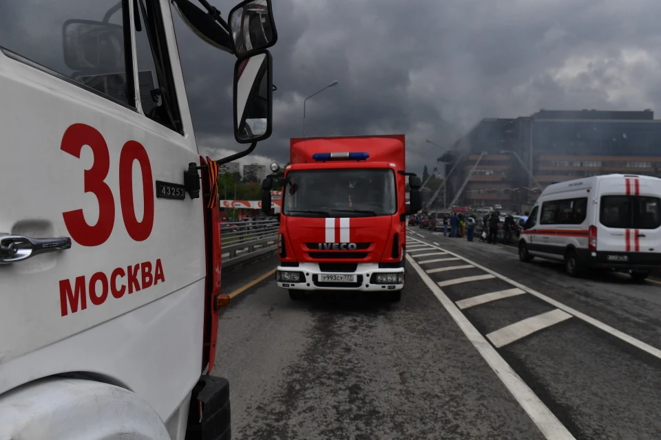 Автомобиль загорелся на внутренней стороне ТТК в Москве