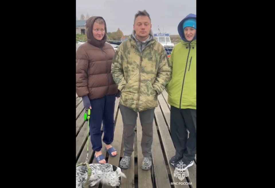 Катер с туристами сел на мель вблизи плавучего острова Святовский Мох
