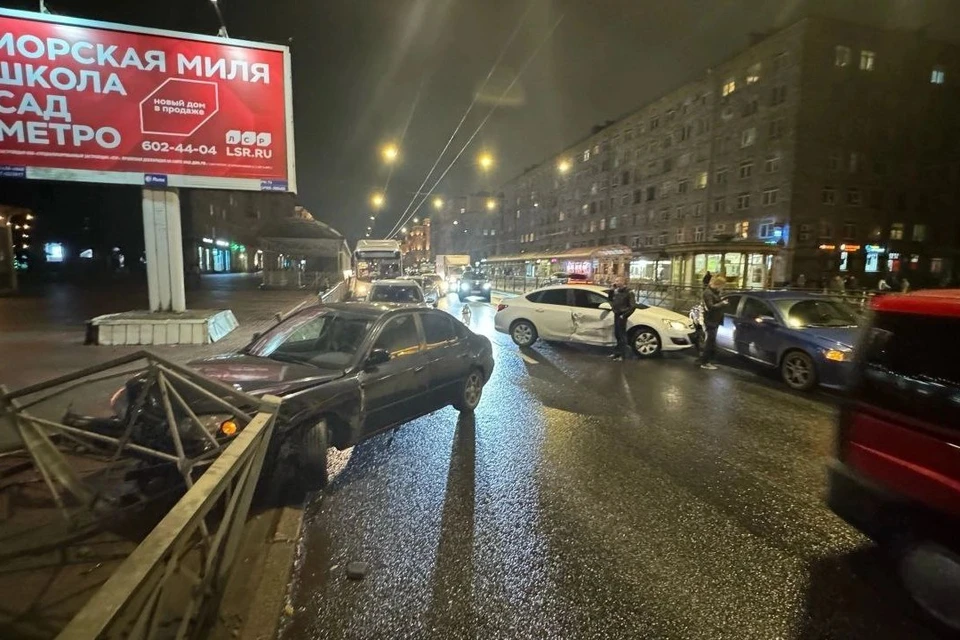 В Петербурге у станции метро «Автово» произошло массовое ДТП. Фото: t.me/Megapolisonline
