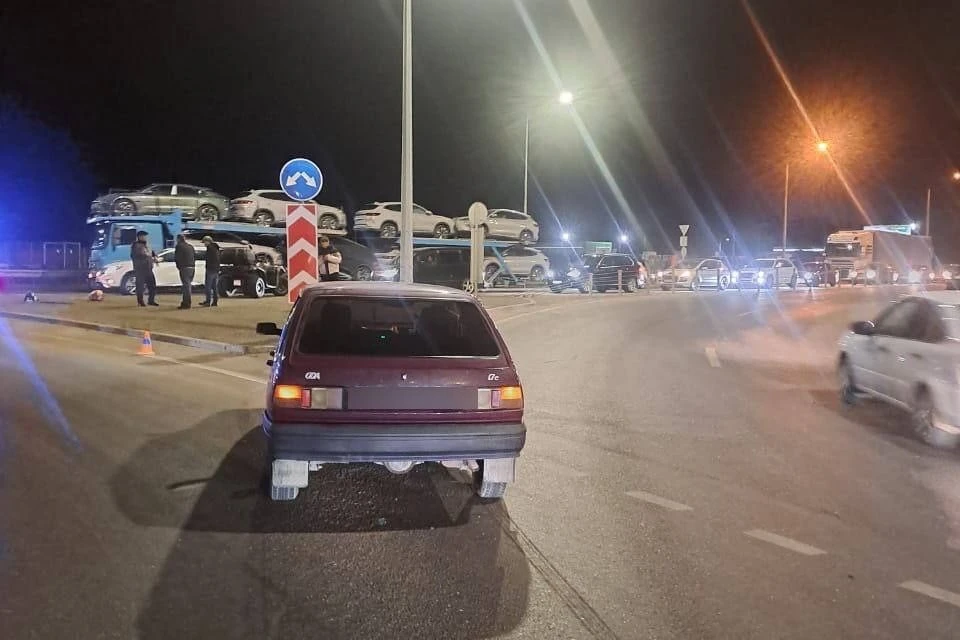 При перестроении направо водитель автомобиля не убедился в безопасности маневра и столкнулся с квадроциклом под управлением 17-летнего водителя