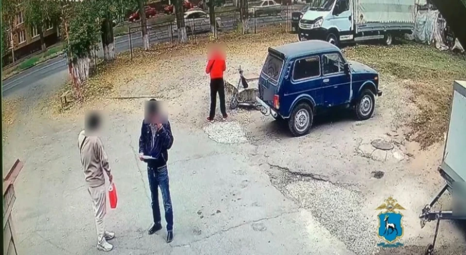 Полицейские просмотрели камеры видеонаблюдения, выяснили, на какой машине приехал курьер, и нашли его