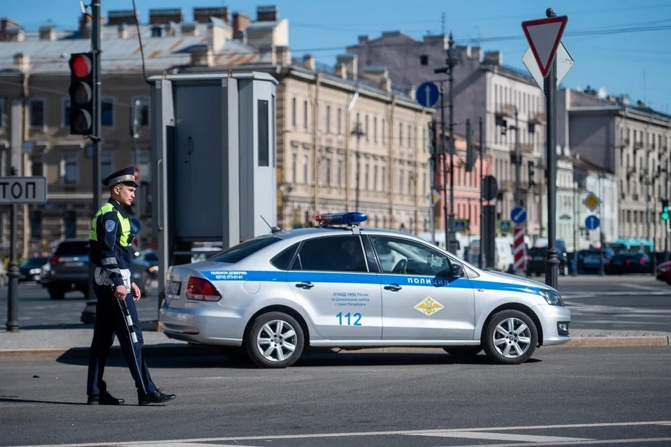 Около полутора тысяч автомобилей с иностранными номерами проверили в Петербурге в ходе рейда.