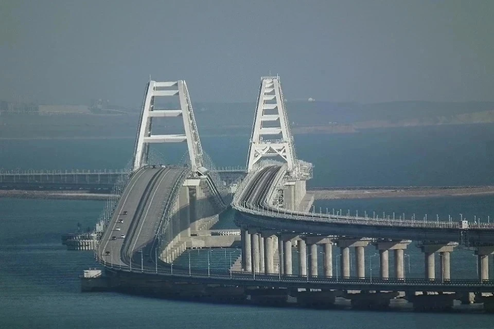 Перед Крымским мостом появилась очередь