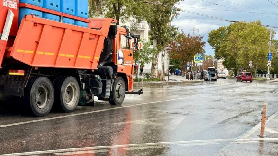 Во время дождя грязь размягчается и ее гораздо легче смыть струей воды. Фото: Департамент транспорта Севастополя