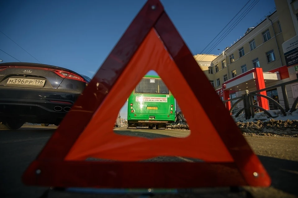 Под Новосибирском пьяный водитель на седане влетел в столб и снес его.