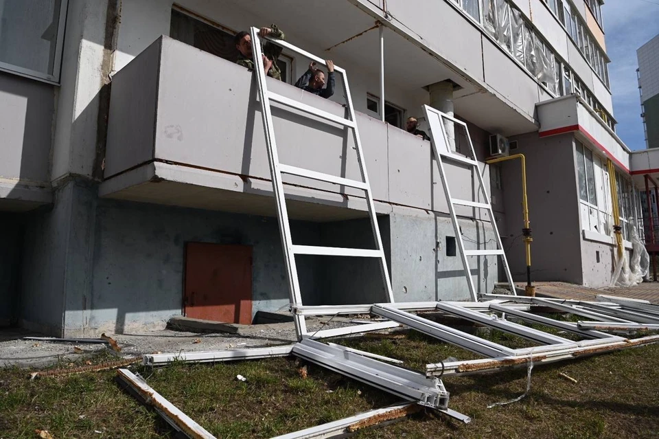 В городе Шебекино дрон-камикадзе атаковал многоквартирный дом - выбиты окна и посечен фасад.