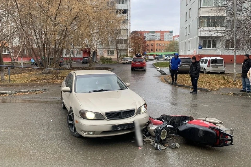 В Новосибирске женщина на «Ниссане» сбила 18-летнего парня на мопеде. Фото: Госавтоинспекция Новосибирской области