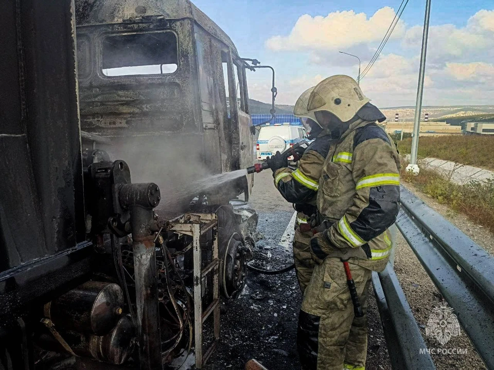 В Севастополе восемь человек тушили горящий грузовик